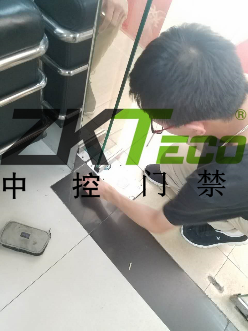 中控門禁公司在越秀區更換玻璃門彈簧，調維修玻璃門